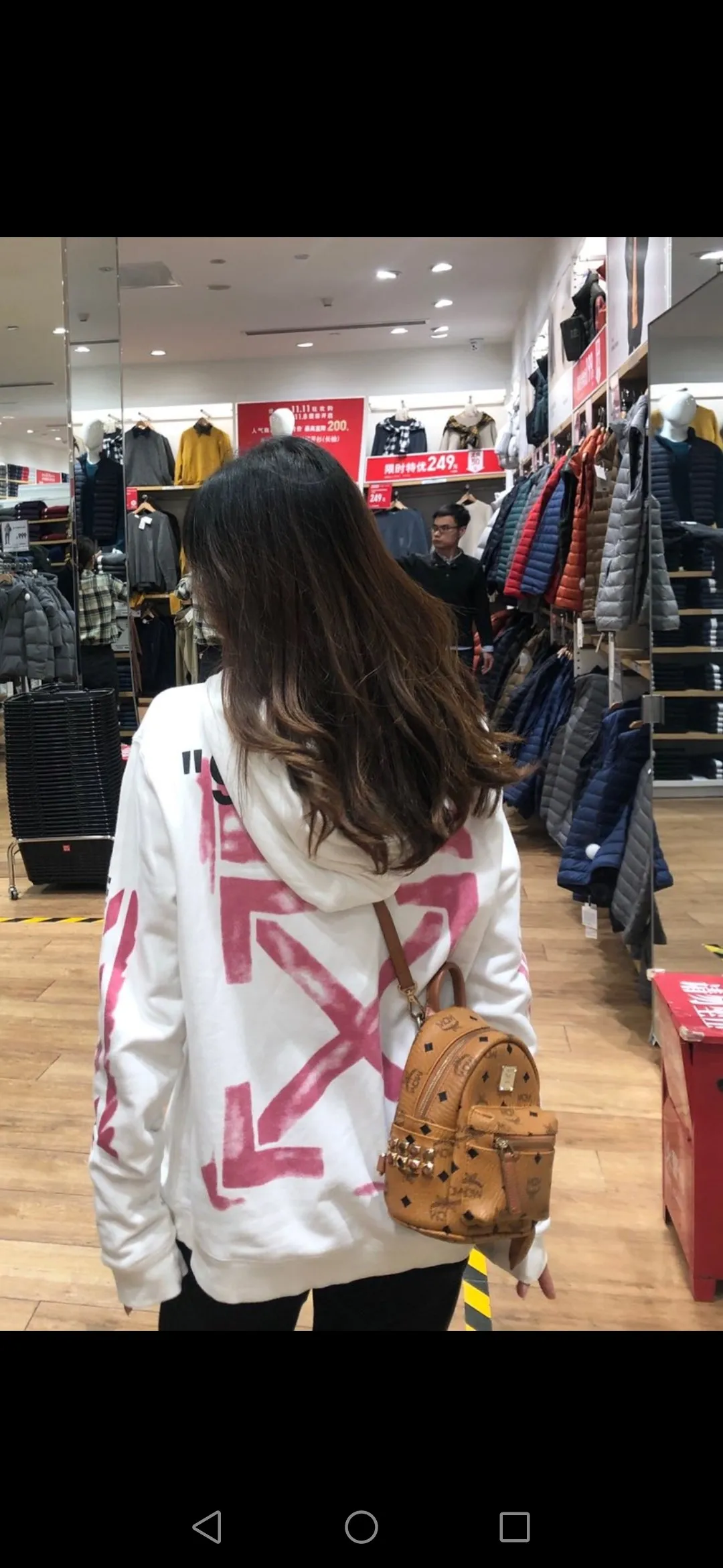 ♻️💯Upper body reference model picture❤️Top tested version OFF-WHITE (OW) 99 pink oil graffiti pure cotton matching loose pullover hooded sweatshirt for men and women for men and women. Professional handmade dot printing, delicate and full, strong color layering, the printing is breathable and non-sticky! The gradient of the layers is clear, the texture and texture are visible, the fabric and printing are completely combined, and the frosted feel is delicate. Made of 460g fish scale terry cotton fabric, it has a full drape. Couple matching, personalized and trendy! Elegant and classic style, versatile for daily use. Couple style 👫 Suitable for both men and women. Size chart Recommended 180-220 pounds P: 390
